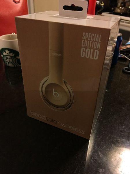 Solo2 wireless headphone gold remains sealed