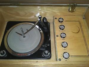 Antique record player, 200+ vynil records