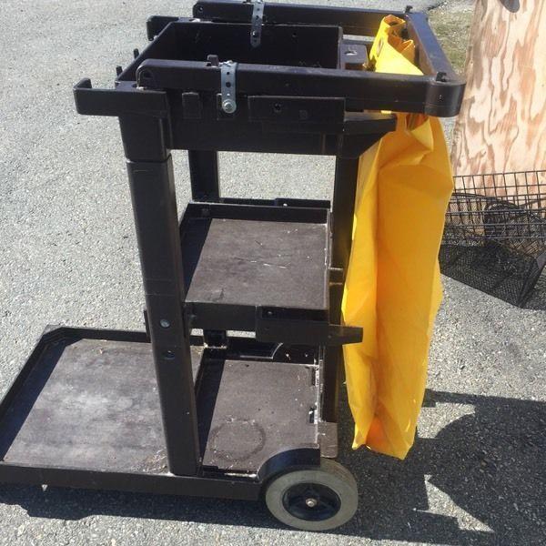 Rubbermaid commercial laundry/ cleaning cart