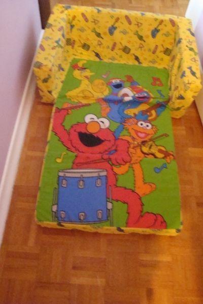 KIDS SESAME STREET CHAIR AND FOLDING BED 2 IN 1