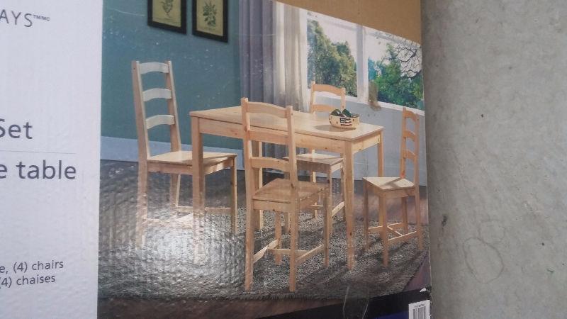 NEW 5PC DINING SET PINE 1 TABLE and 4 CHAIRS ( in box)