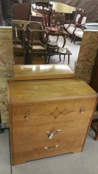 Vintage Oak Chest of Drawers / 3 Drawers Dresser w/Mirror