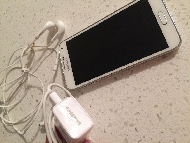 Good condition white Samsung,charger and headphones