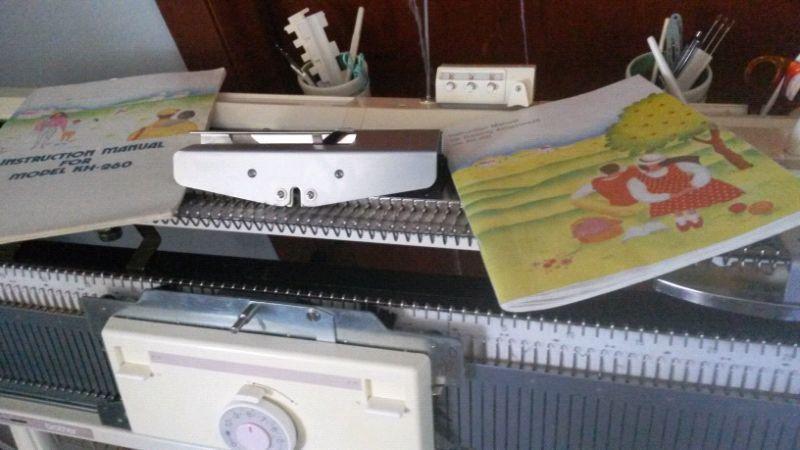 BROTHER BULKY KNITTING MACHINE KH260 AND RIBBER KR260