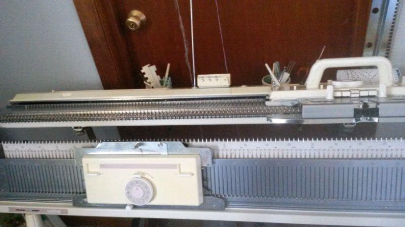 BROTHER BULKY KNITTING MACHINE KH260 AND RIBBER KR260