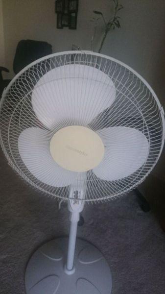 Powerful 3 speed rotating full size fan