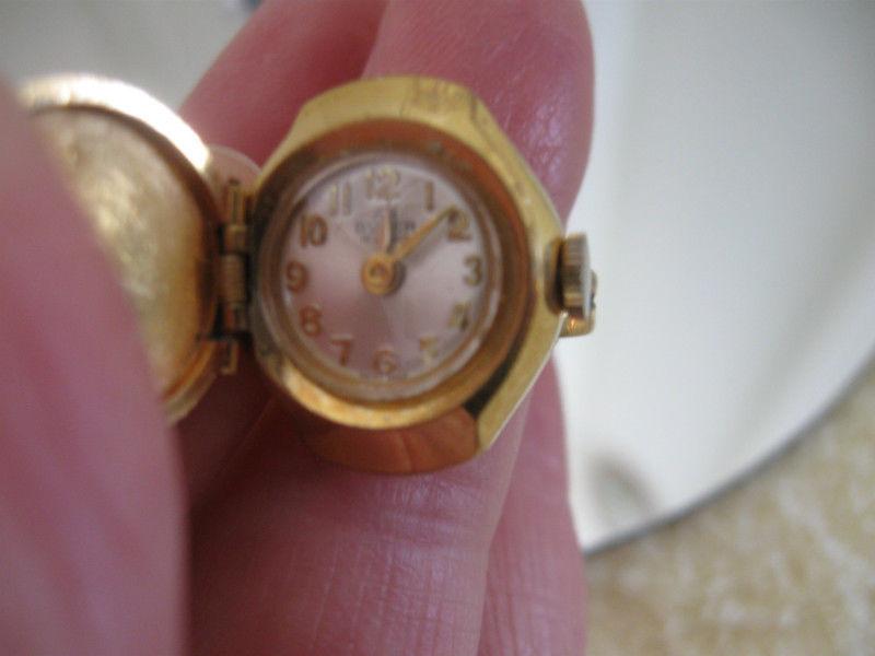 CLASSIC ADJUSTABLE GOLDTONE WATCH / RING..[NON-WORKING]