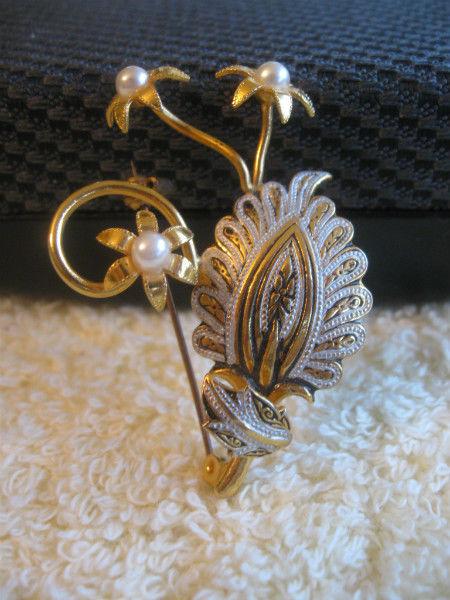 EXQUISITE OLD VINTAGE GOLDTONE / FAUX PEARL BROOCH ['60's]
