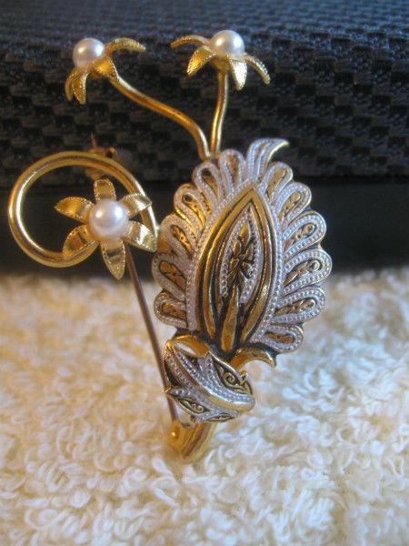 EXQUISITE OLD VINTAGE GOLDTONE / FAUX PEARL BROOCH ['60's]