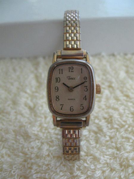 LADY'S TIMEX Battery Operated WATCH with EXPANDIBLE METAL STRAP