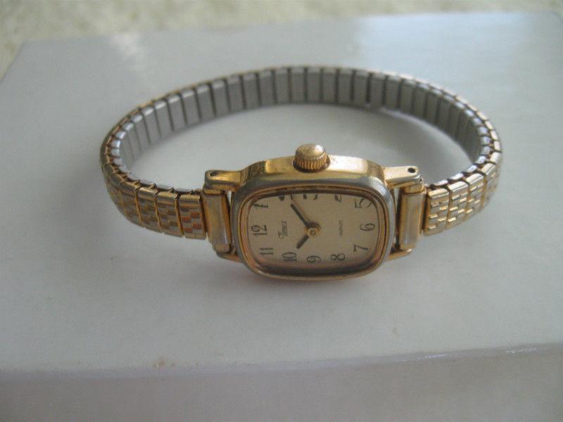 LADY'S TIMEX Battery Operated WATCH with EXPANDIBLE METAL STRAP