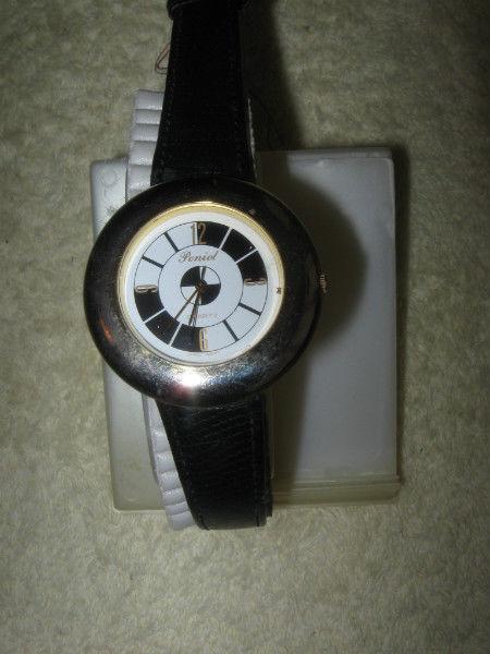 NEAT & ATTRACTIVE BATTERY-OPERATED JAPANESE MEN'S / LADY'S WATCH