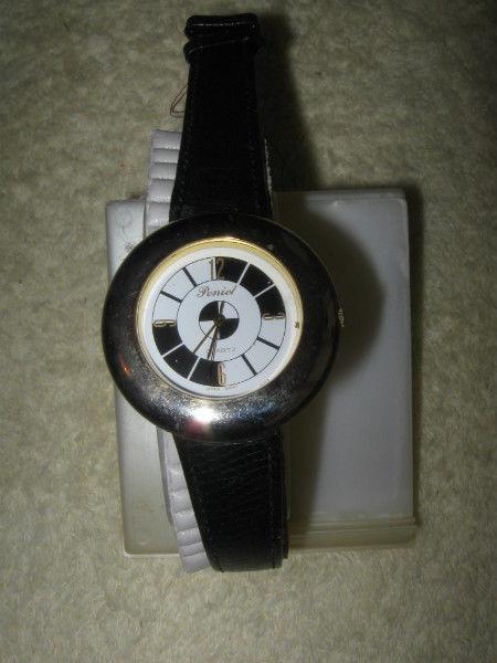 NEAT & ATTRACTIVE BATTERY-OPERATED JAPANESE MEN'S / LADY'S WATCH