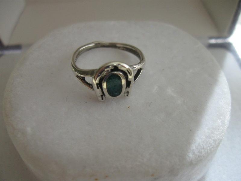 OUTSTANDING VINTAGE STERLING SILVER / TURQUOISE HORSESHOE RING