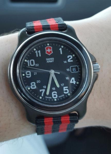 Victorinox Swiss Army watch (pre-owned)