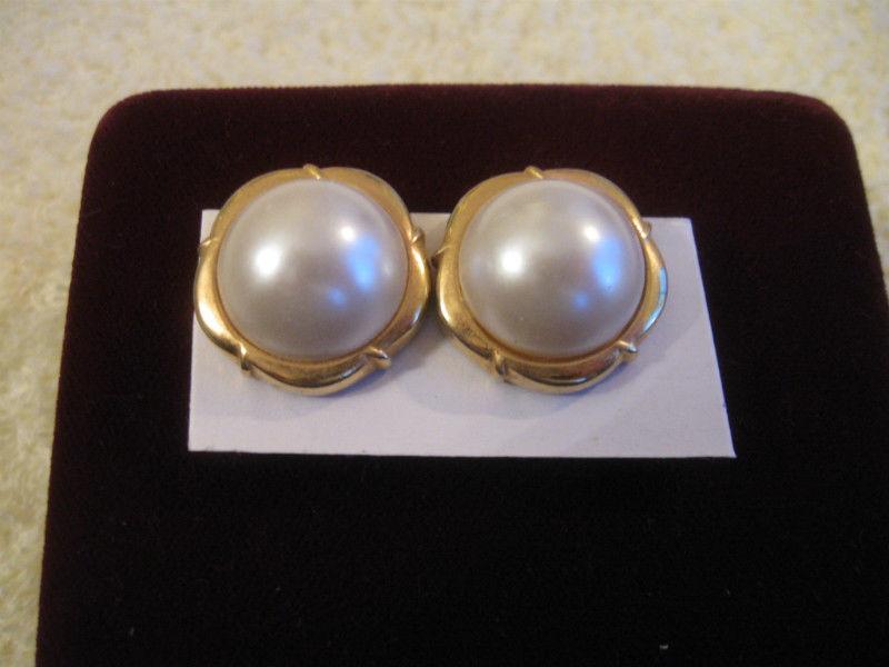 BEAUTIFUL OLD VINTAGE GOLDTONE / FAUX PEARL CLIP-ON EAR RINGS