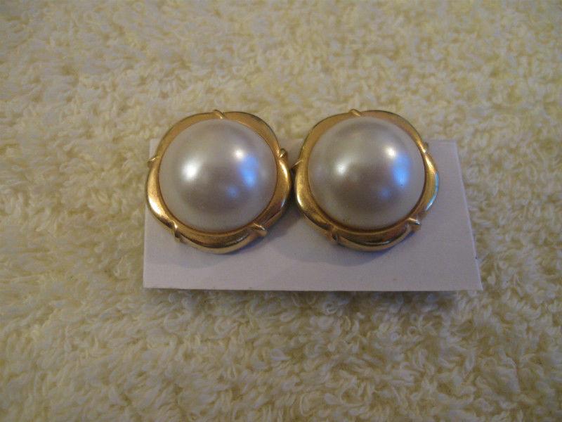 BEAUTIFUL OLD VINTAGE GOLDTONE / FAUX PEARL CLIP-ON EAR RINGS