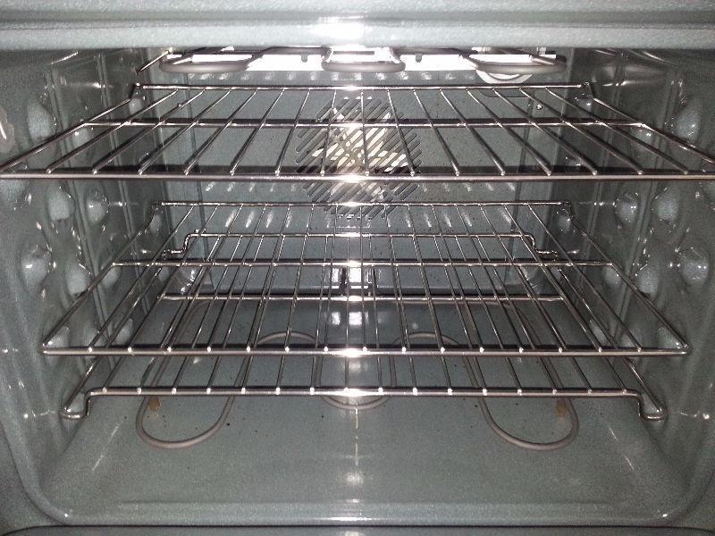 G.E. Stove - Convection Oven - self cleaning