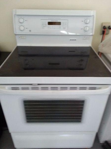 G.E. Stove - Convection Oven - self cleaning
