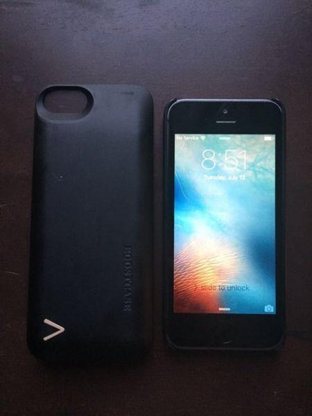 iPhone 5s 16gb (Rogers) w/boost case charging case