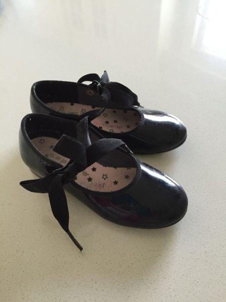 Size 9.5 tap shoes for little girl