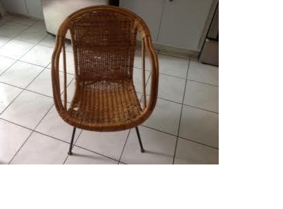 Ancienne chaise en rotin ( vintage + ou - 50 ans )