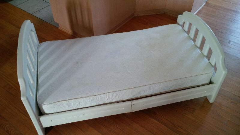 Toddler Bed with Mattress and sheets - REDUCED!!!