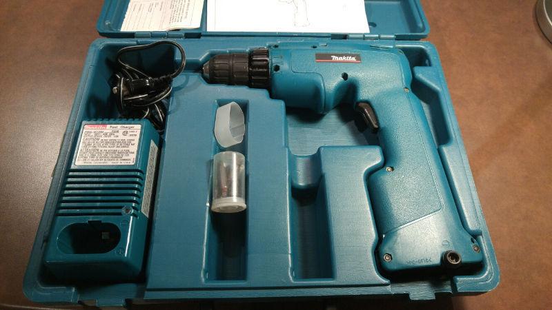MAKITA 6011D CORDLESS DRILL DRIVER WITH CASE AND CHARGER