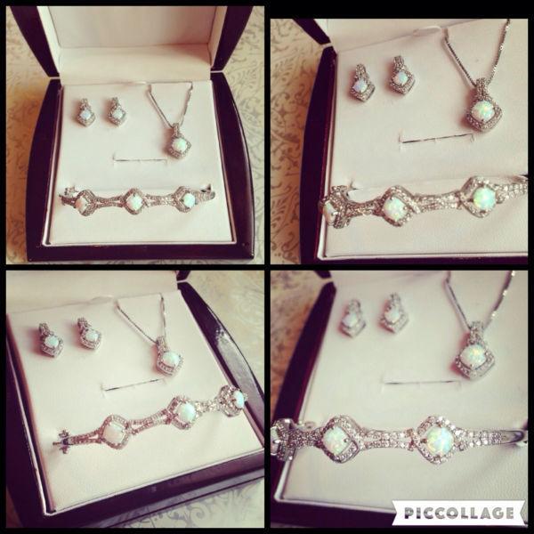 NEW IN BOX! Opal jewellery set