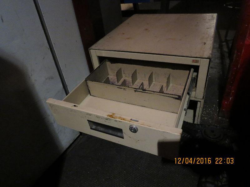 Coffre-fort de banque avec tiroir et fente pour dépôt 125$