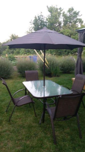 Ensemble table de patio avec parasol et deuxième dessus de tabl