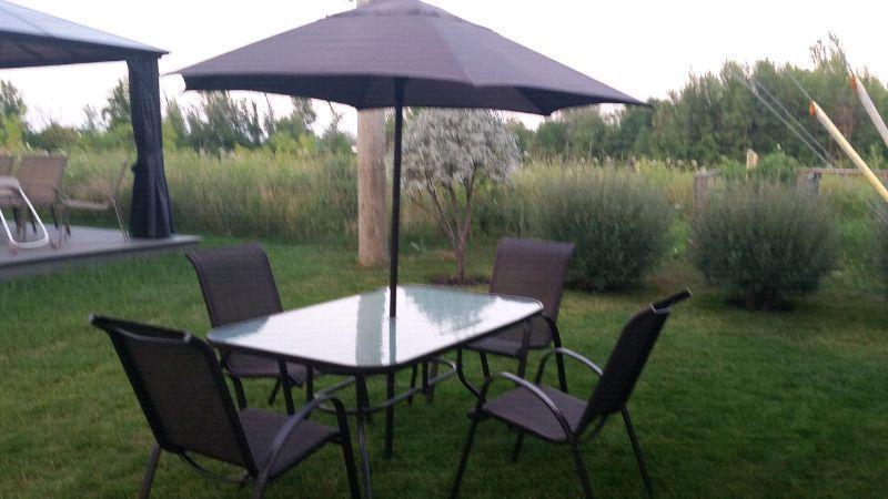 Ensemble table de patio avec parasol et deuxième dessus de tabl