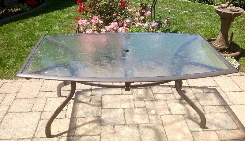 Table de patio et son parasol