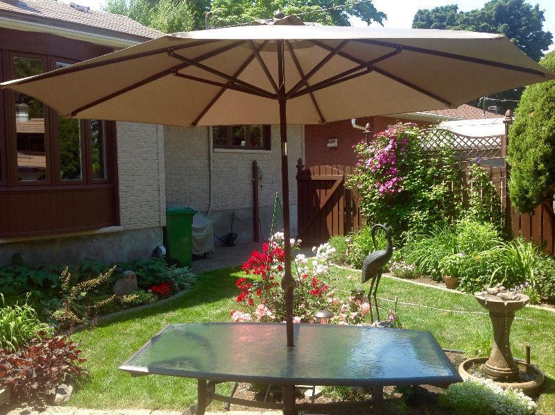 Table de patio et son parasol
