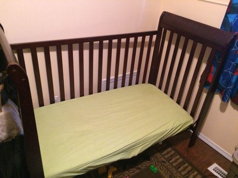 Adjustable wood frame crib w mattress