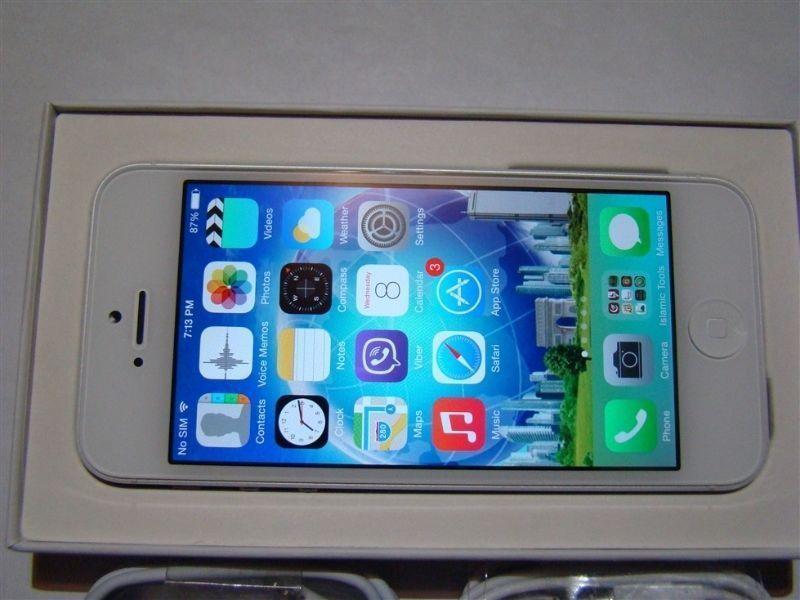 SILVER WHITE NEW APPLE SMART TOUCH iPHONE 5S WITH APPLE WARRANTY