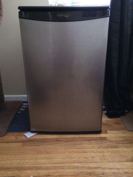 Mini bar fridge 200$$