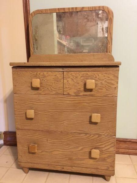 Vintage litte child's play dresser in EUC