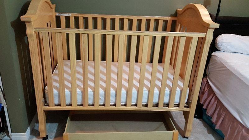 Baby Crib ** almost New** comes with a mattress and 2 bed sheets