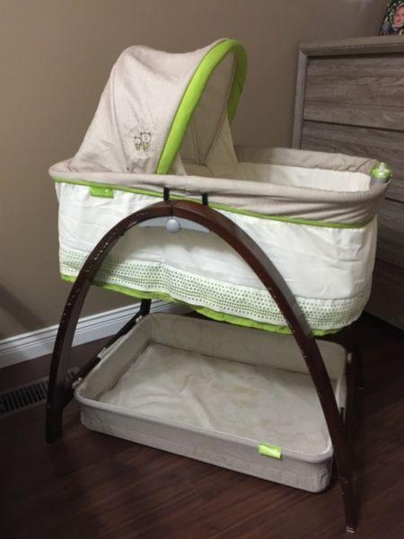 Summer infant 'Bentwood' motion bassinet