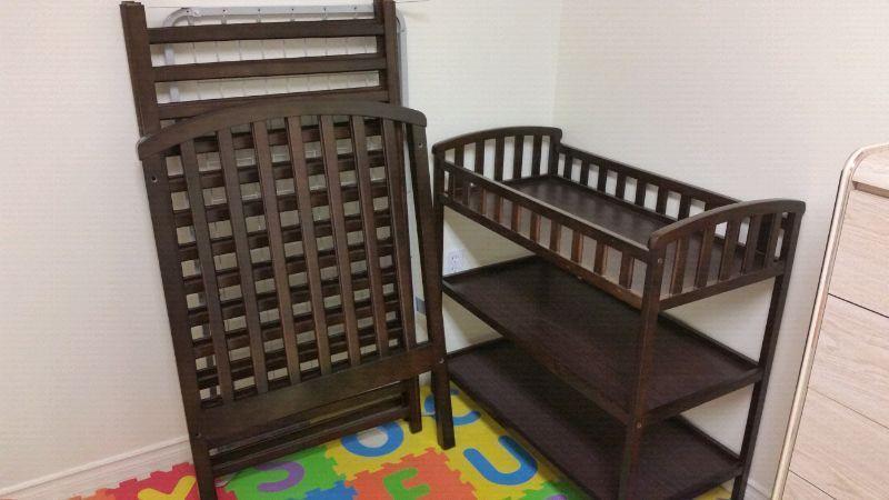 Matvhing crib & change table