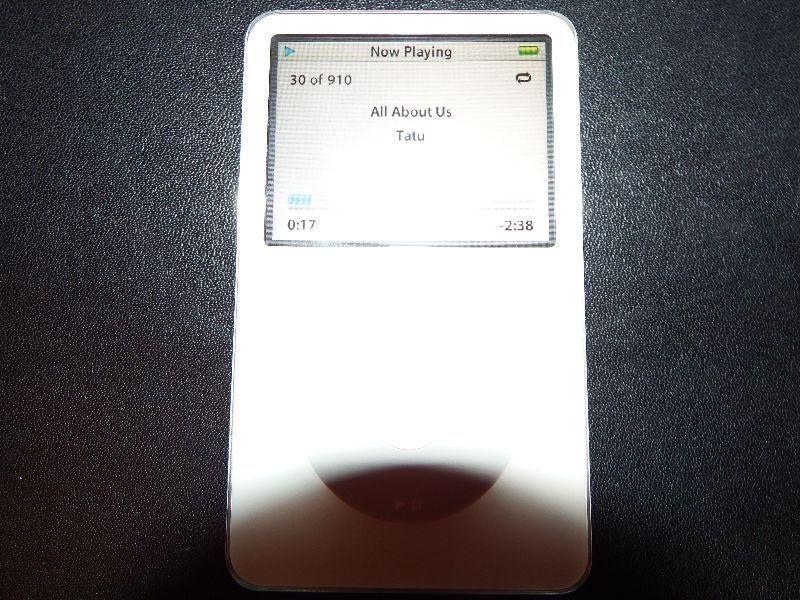 Ipod Classic 30GB New Condition (no scratches) with Case