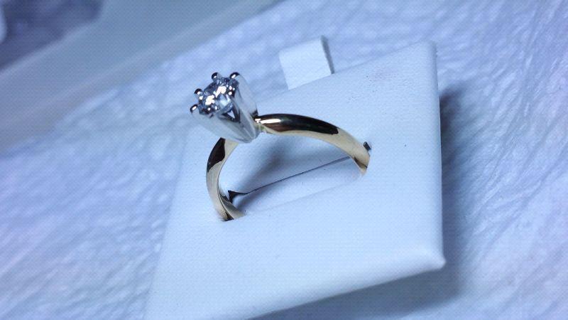 Amazing Engagement Diamond Ring 0.57Ct 18K