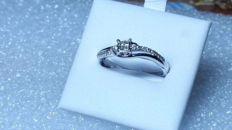 Gorgeous Diamond Ring 0.33CT 10K