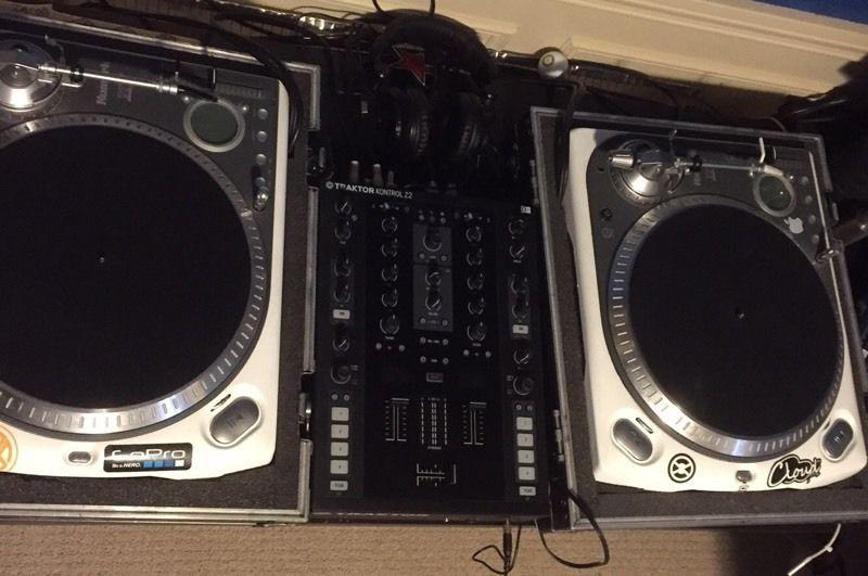 Turntables/DJ mixer