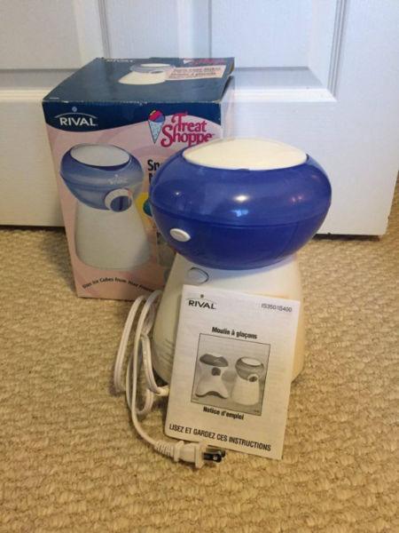 BRAND NEW SNOW CONE MAKER BY ' TREAT SHOPPE ' FOR SALE