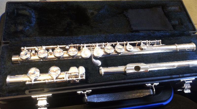 Beautiful Yamaha YFL-225SII / YFL-221 Silver Flute