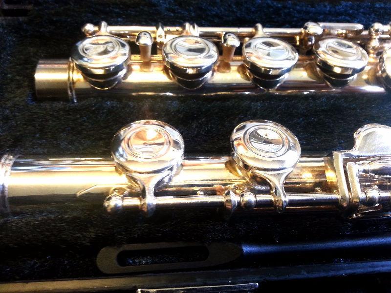 Beautiful Yamaha YFL-225SII / YFL-221 Silver Flute