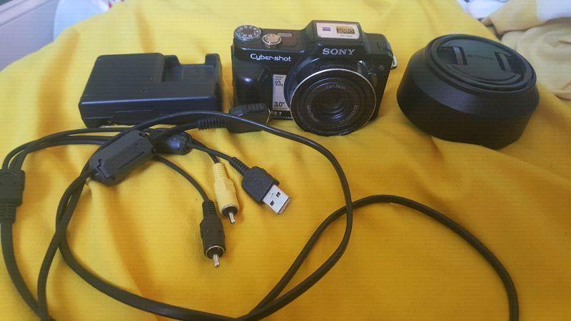 Sony Cyber Shot DSC-H10 point and shoot camera