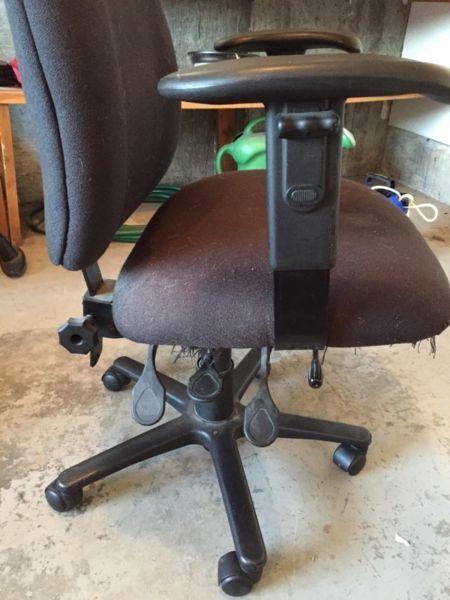Adjustable rolling office chair